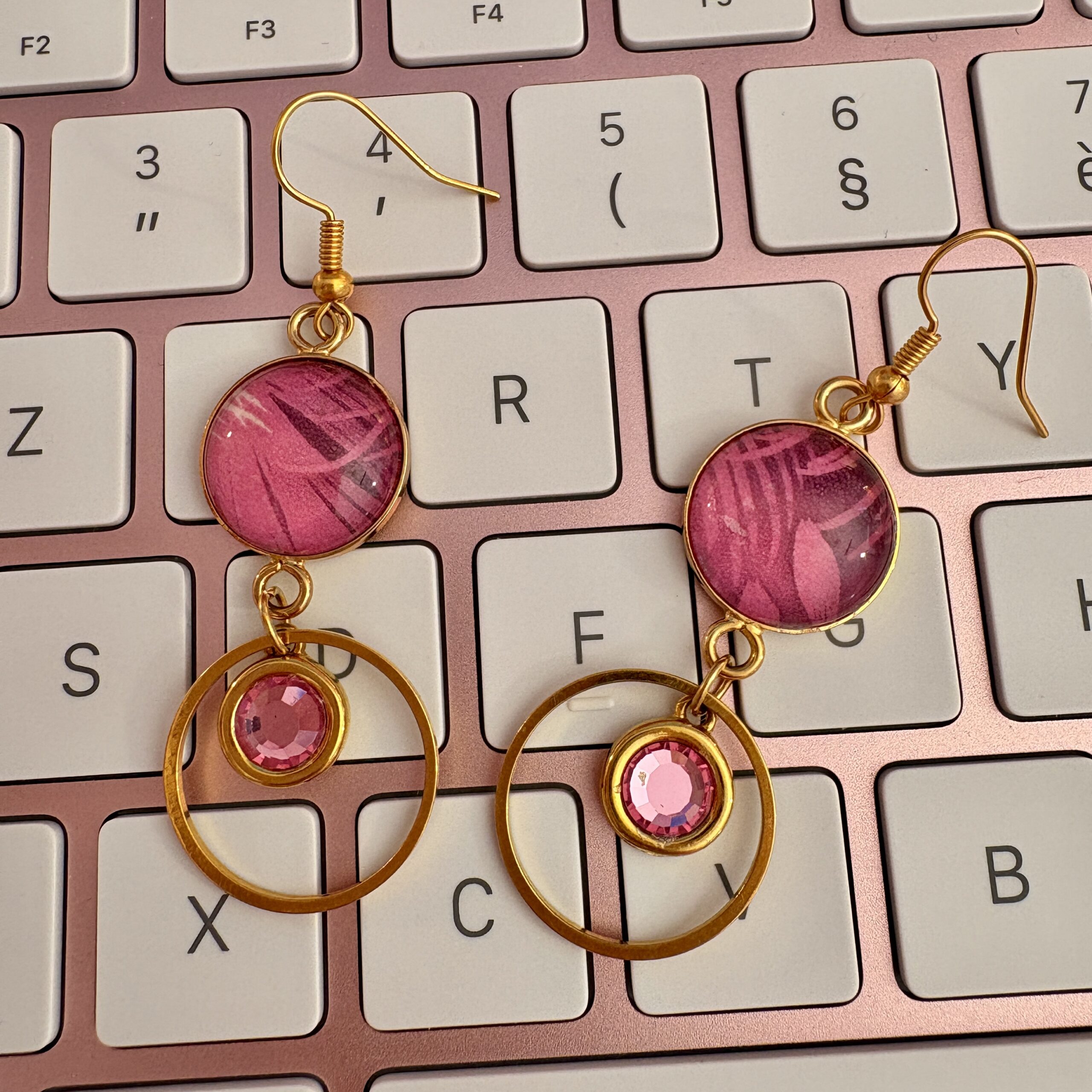 Boucles d'oreilles faites main dorées avec cabochon rose — bijoux artisanaux Madame Bijoux