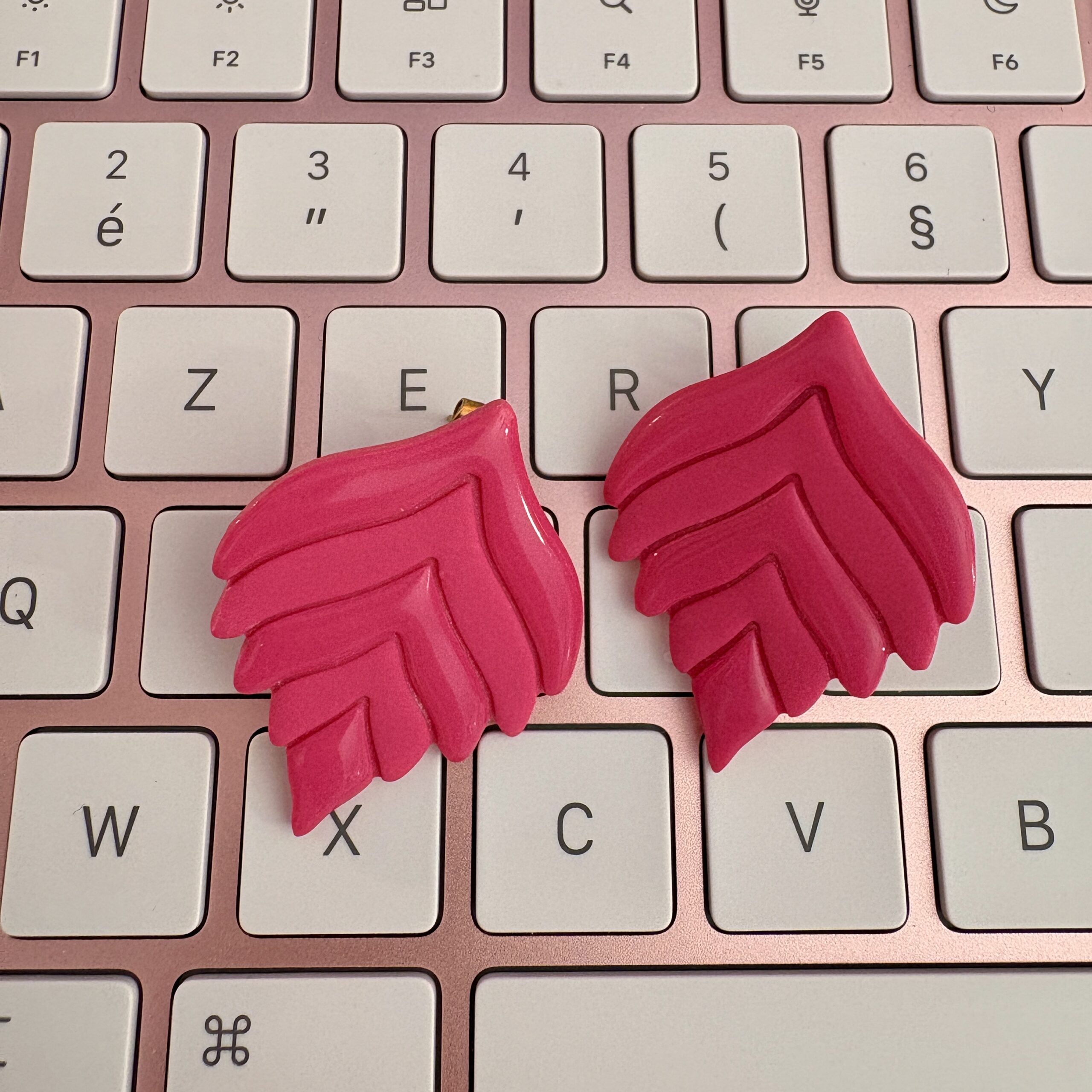 Boucles d'oreilles faites main en argile polymère rose fuchsia en forme de feuilles — création artisanale Madame Bijoux