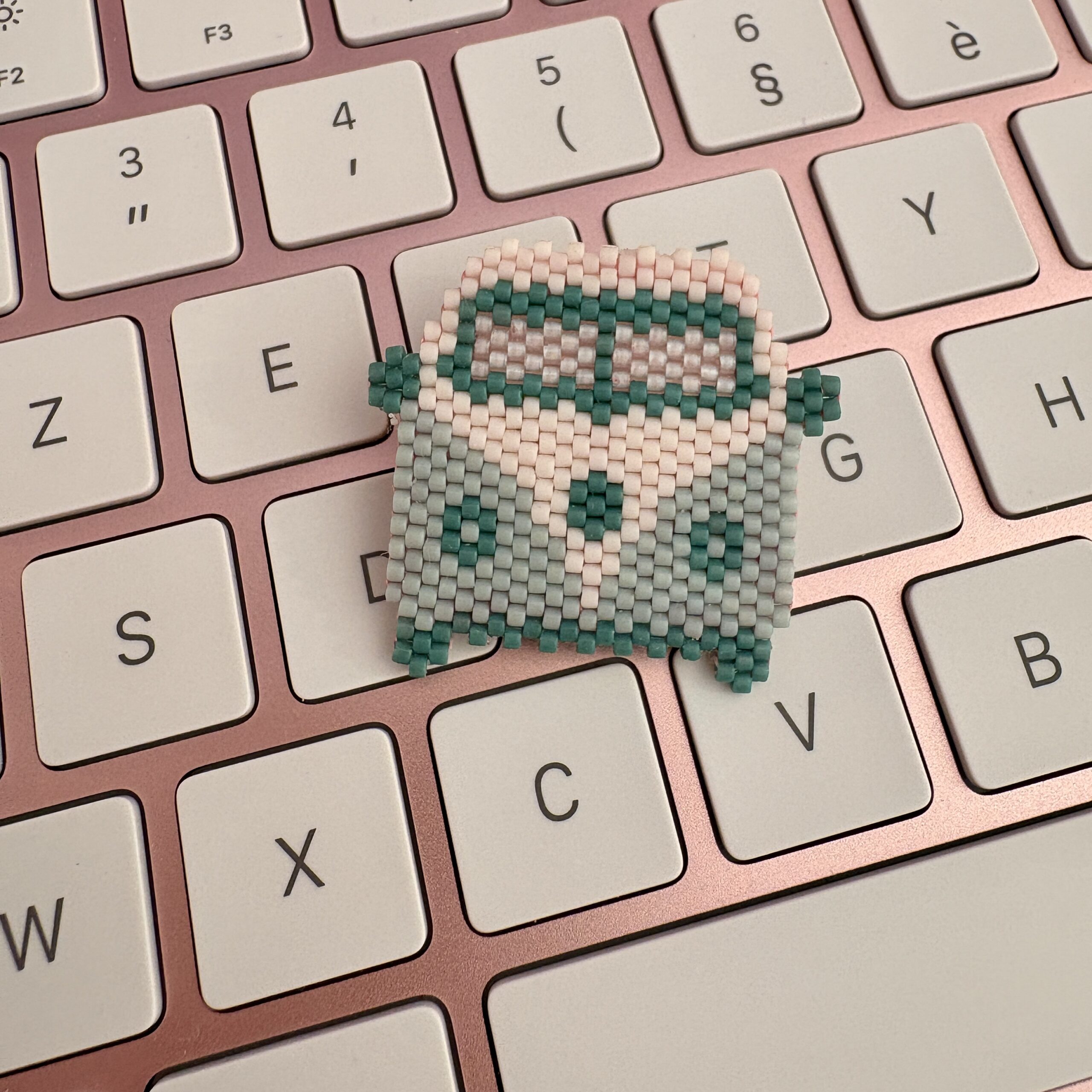 Broche tissage Miyuki van Volkswagen en perles japonaises vertes et blanches — bijoux faits main Madame Bijoux