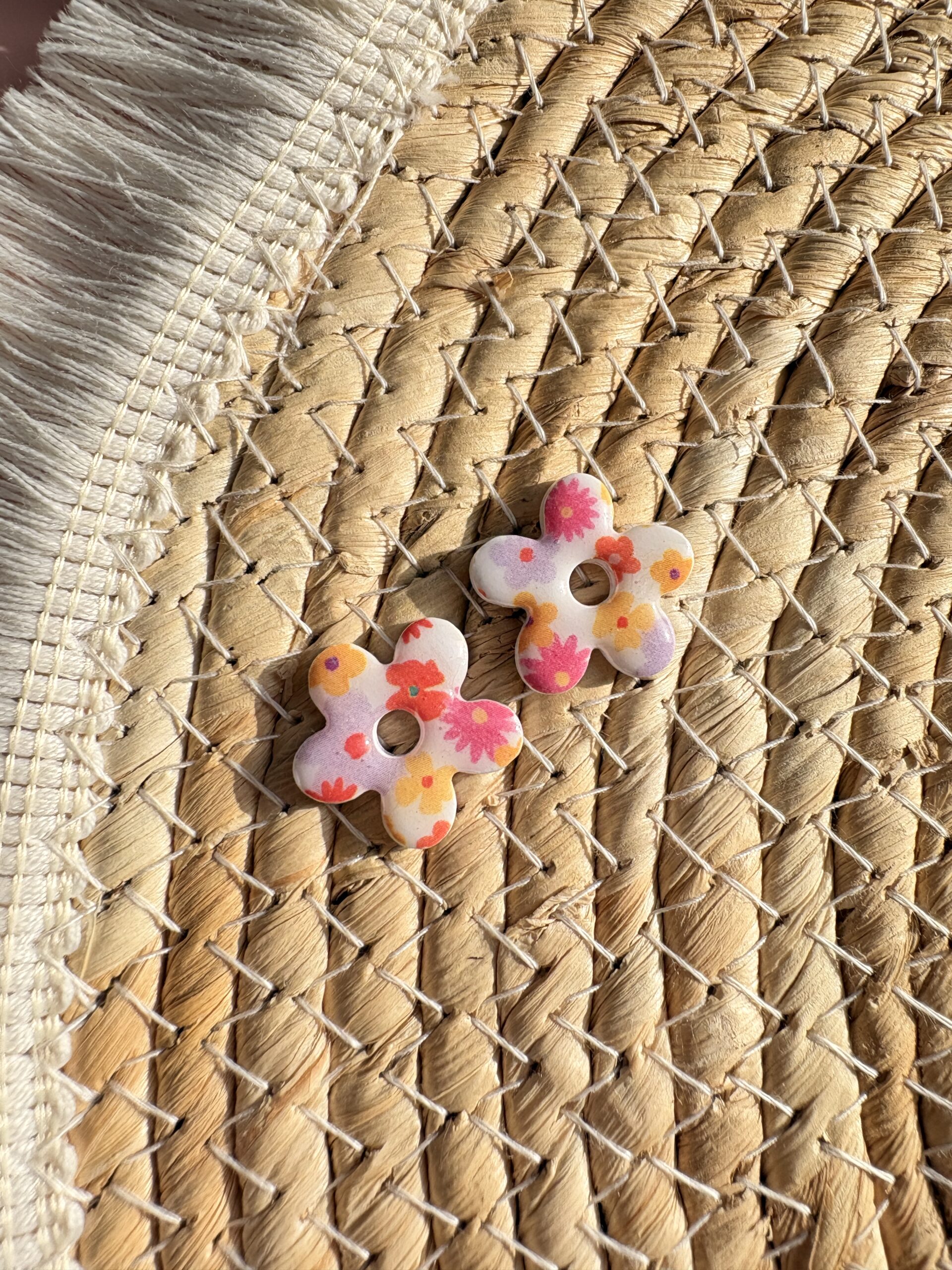 Pampilles interchangeables fait main en argile polymère, motif floral printanier rose orange et lilas, à glisser sur des créoles