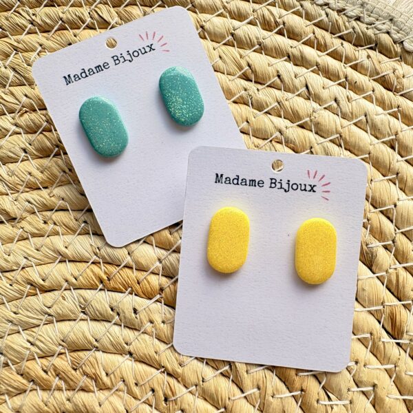 Puces d'oreilles ovales en pâte polymère pailletée, finition résine, coloris vert d'eau et jaune