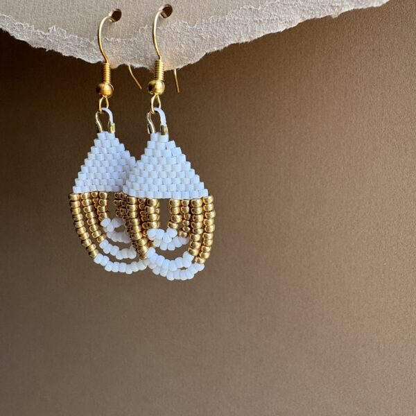 Boucles d'oreilles Céleste tissées main en perles Miyuki blanc et doré, 3,5cm, Madame Bijoux