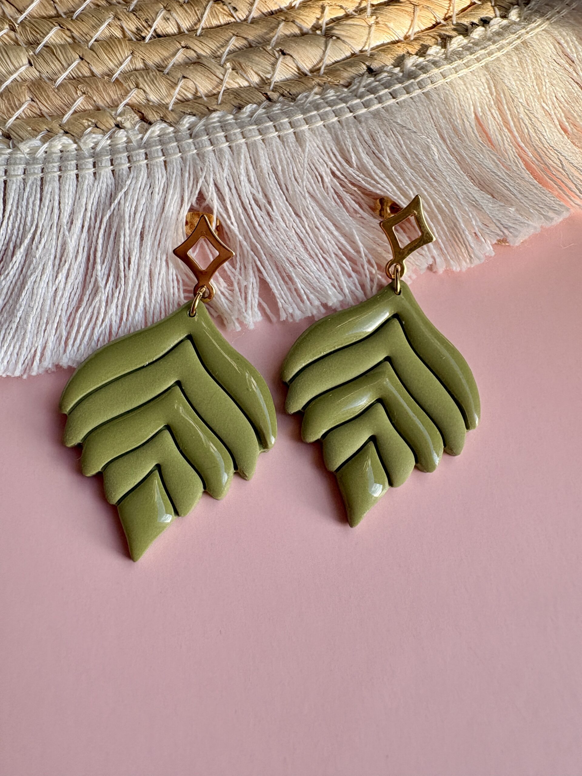 Boucle d'oreille feuille en pâte polymère vert olive, finition mate et brillante