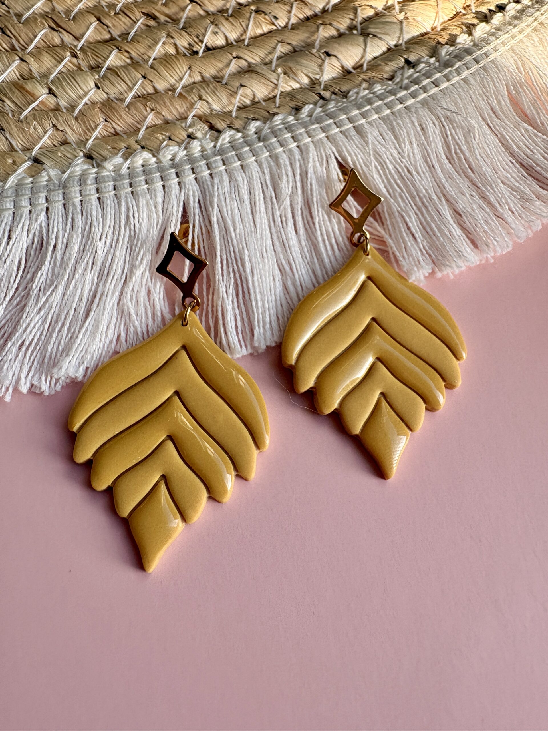 Boucle d'oreille fait main jaune moutarde, pendentif feuille en argile
