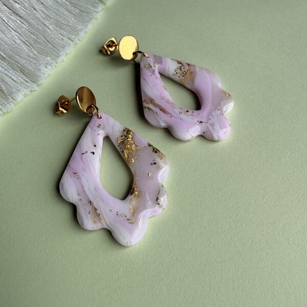 Boucles d'oreilles fait main en argile polymère, finition résine, puce dorée acier inoxydable