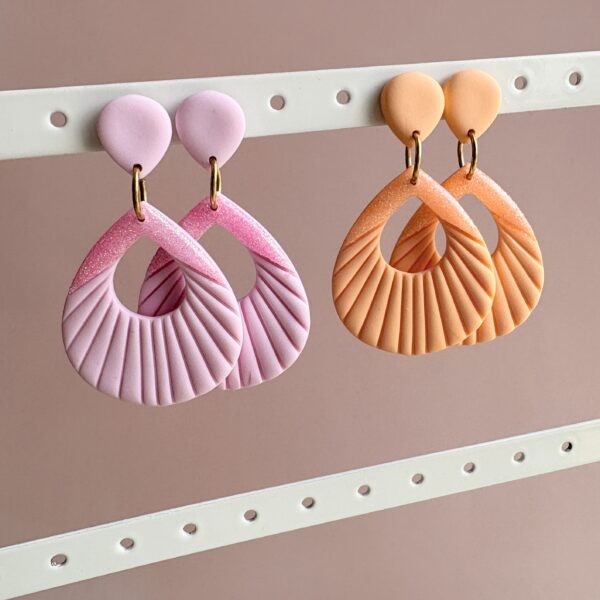 Boucles d'oreilles fait main en argile polymère, coloris rose pâle et pêche, partie haute pailletée résinée