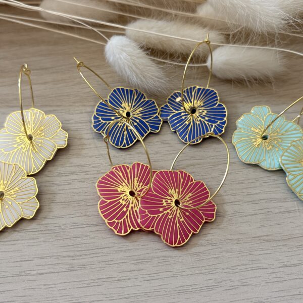 Boucles d'oreilles créoles Hortense fait main en argile polymère, blanc, bleu roi, fuchsia et bleu ciel, créole dorée 3 cm