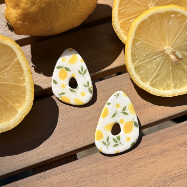 Puces d'oreilles fait main en argile polymère, motif citron, forme goutte, acier inoxydable hypoallergénique
