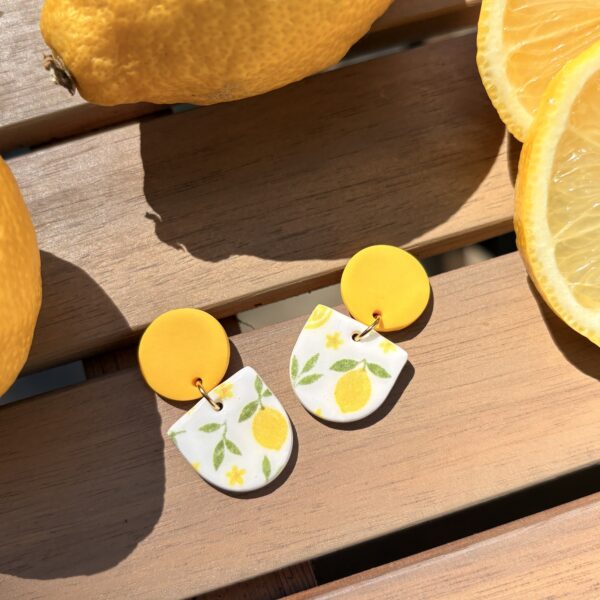 Boucles d'oreilles fait main en argile polymère, motif citron, puce jaune moutarde, acier inoxydable hypoallergénique