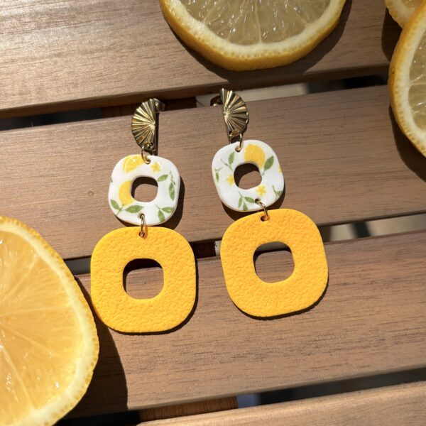 Boucles d'oreilles fait main en argile polymère, motif citron, attache dorée, acier inoxydable hypoallergénique