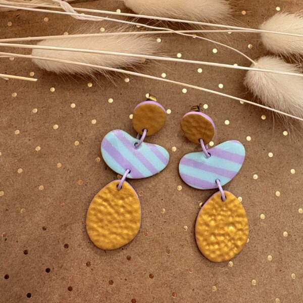 Boucles d'oreille pendantes fait main en argile polymère, rayures bleu ciel et lilas, dorure martelée, Madame Bijoux