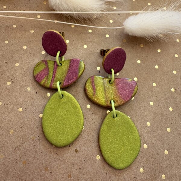 Boucles d'oreille pendantes fait main en argile polymère, coloris bordeaux métallique et vert métallique, Madame Bijoux