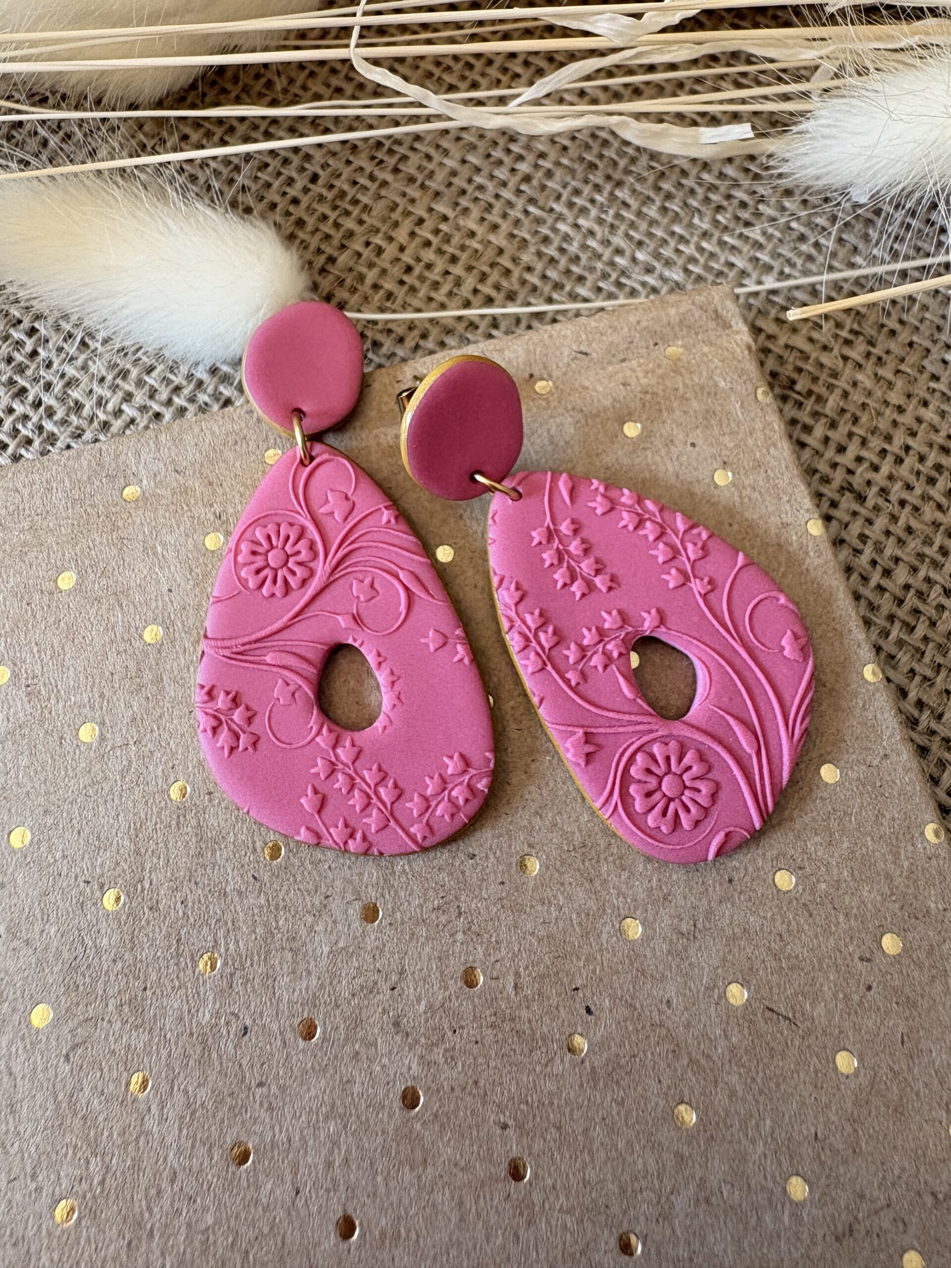 Boucles d'oreilles pendantes Séraphine fait main en pâte polymère, coloris rose d'automne, motif floral, attache acier inoxydable doré