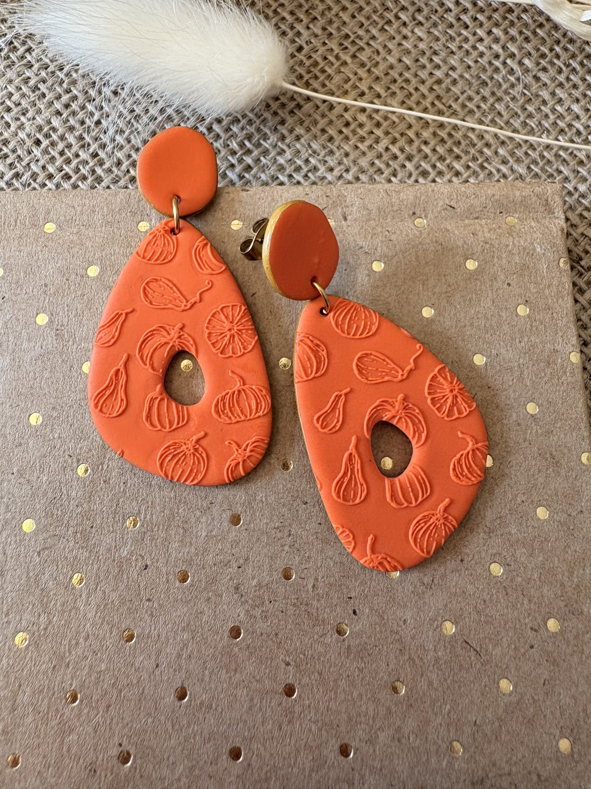 Boucles d'oreilles pendantes Séraphine fait main en pâte polymère, coloris orange d'automne, motif citrouilles, attache acier inoxydable doré