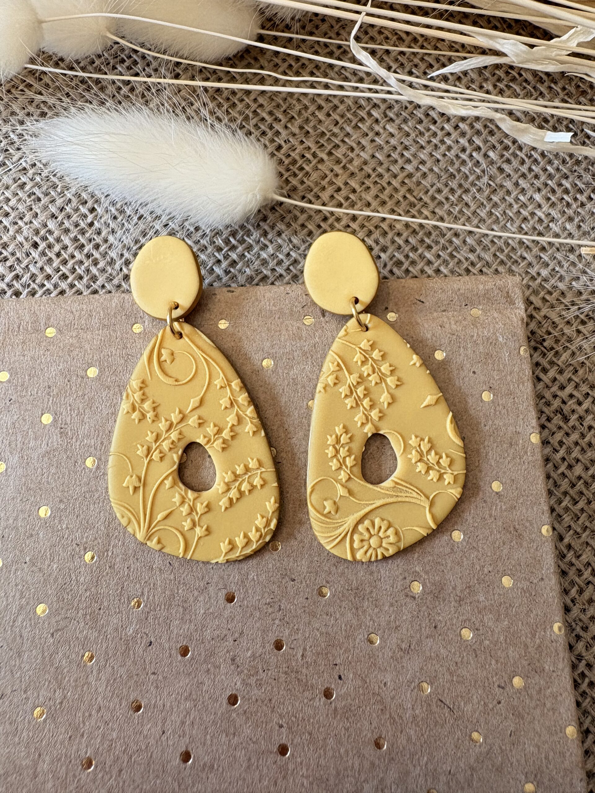 Boucles d'oreilles pendantes Séraphine fait main en pâte polymère, coloris jaune moutarde, motif floral, attache acier inoxydable doré