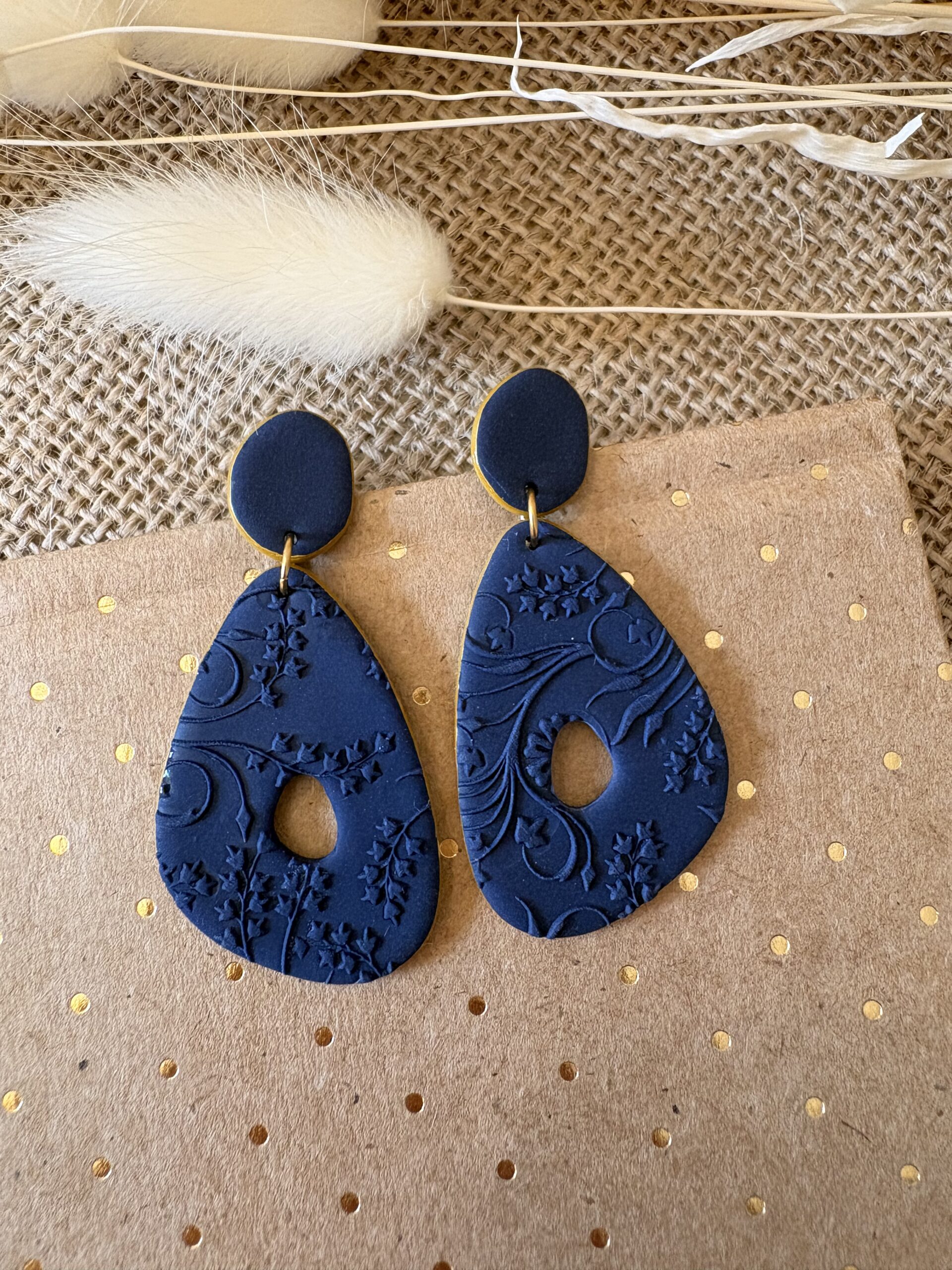 Boucles d'oreilles pendantes Séraphine fait main en pâte polymère, coloris bleu marine, motif floral, attache acier inoxydable doré