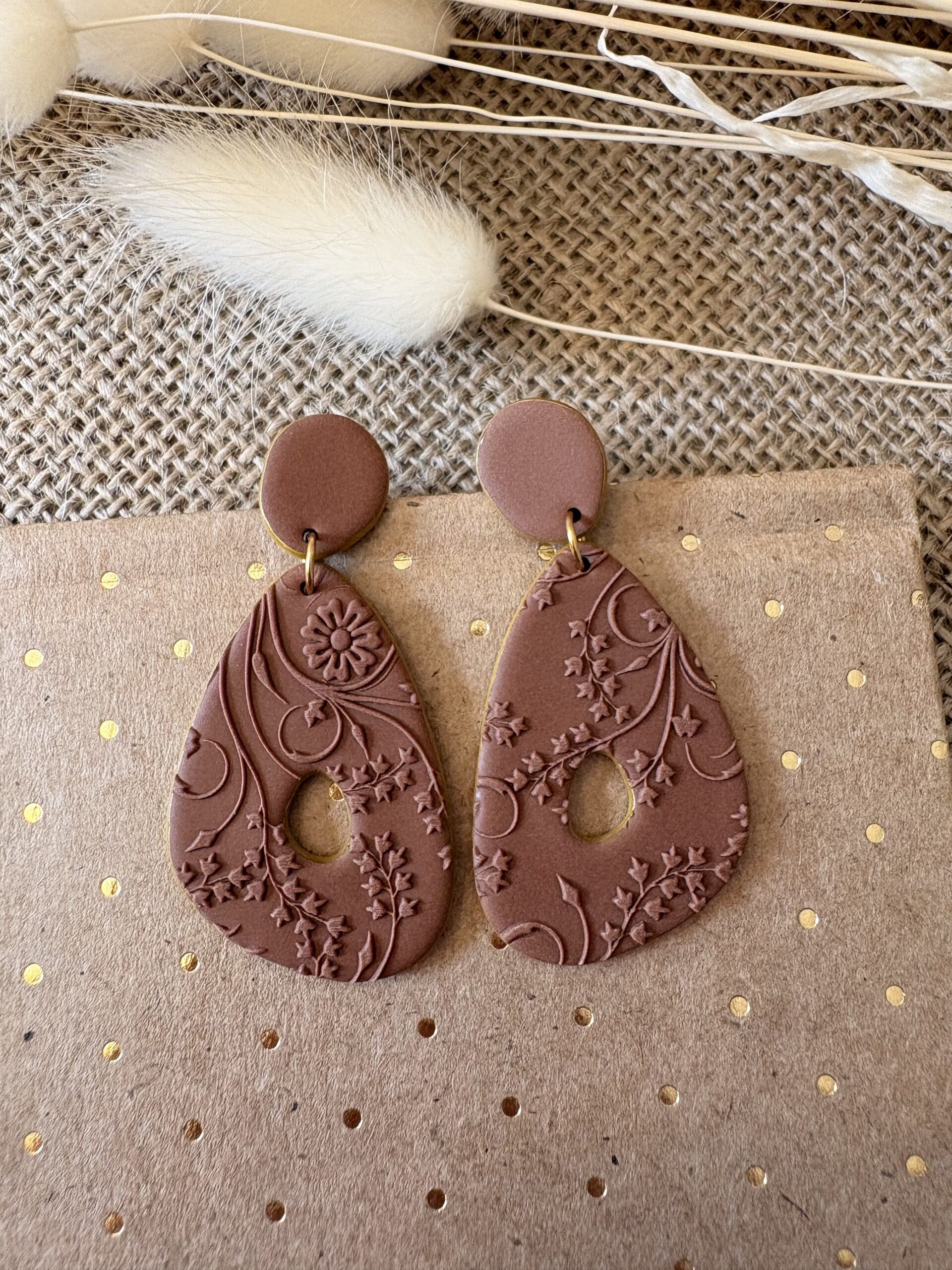 Boucles d'oreilles pendantes Séraphine fait main en pâte polymère, coloris camel, motif floral, attache acier inoxydable doré