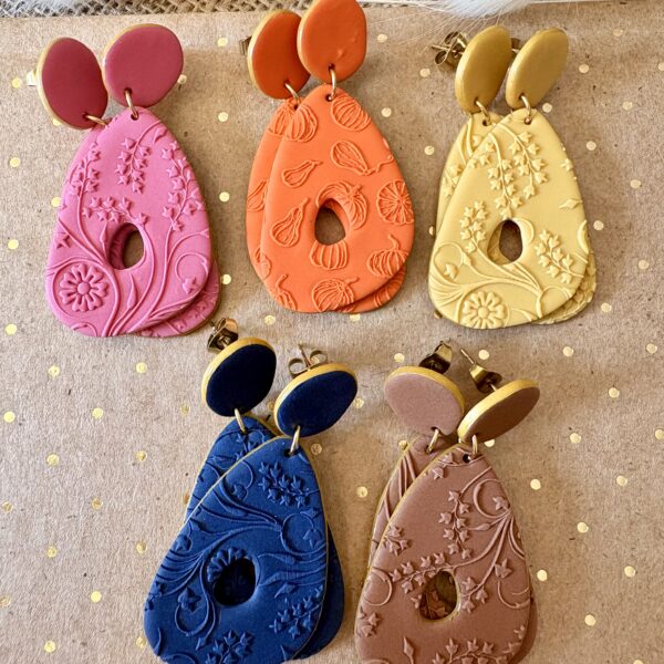 Boucles d'oreilles Séraphine en pâte polymère faites main, en rose, orange, jaune moutarde, bleu marine et camel, attaches dorées