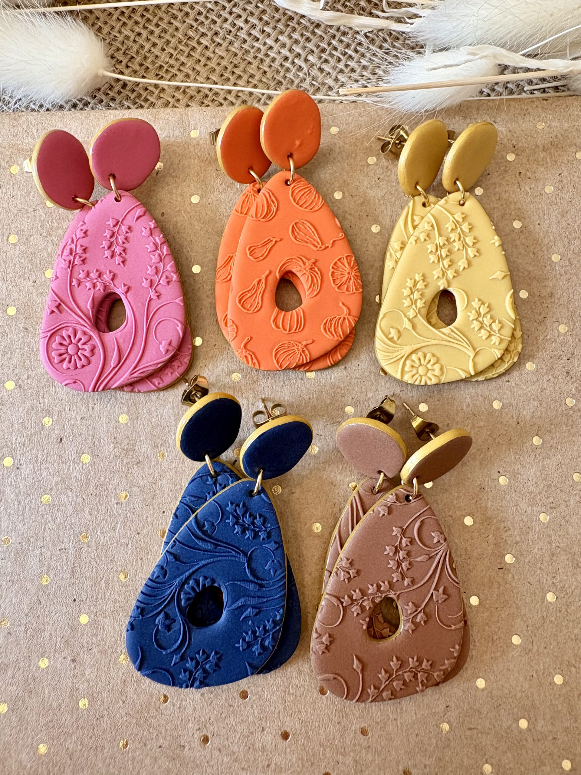 Boucles d'oreilles Séraphine en pâte polymère faites main, en rose, orange, jaune moutarde, bleu marine et camel, attaches dorées