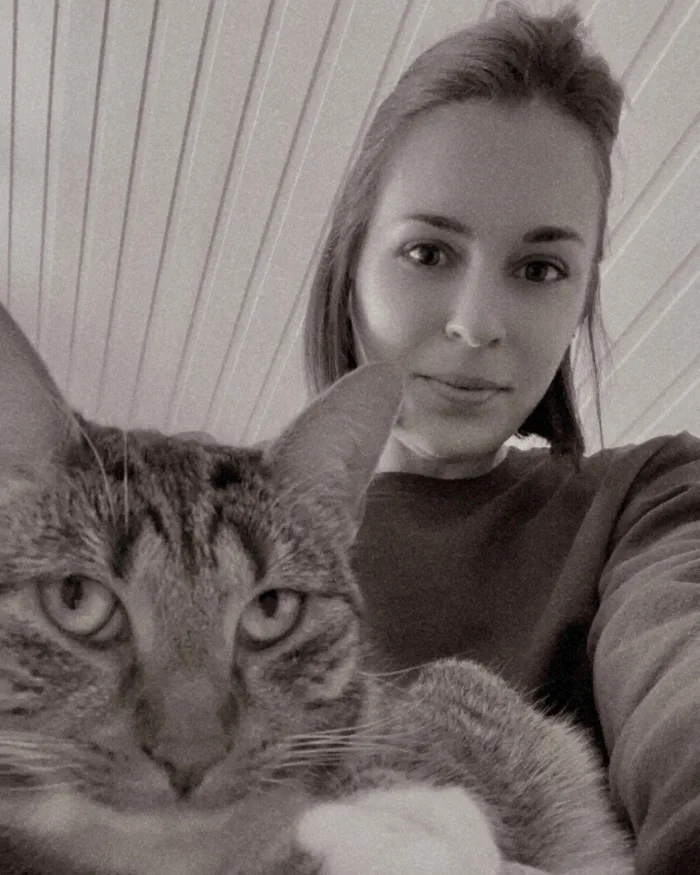 Julie et Bulle, derrière Madame Bijoux