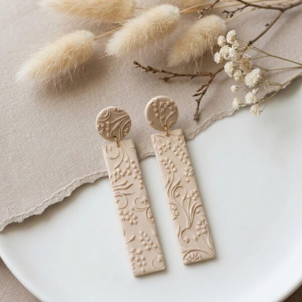 Boucles d’oreilles pendantes Albertine fait main en pâte polymère, coloris sable, motif floral, attache acier inoxydable doré